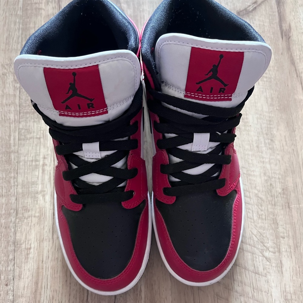Jordan 1 mid black toe